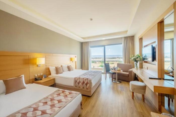 Salamis Bay Conti Resort Hotel & Casino Famagusta  Cameră foto A room at the hotel