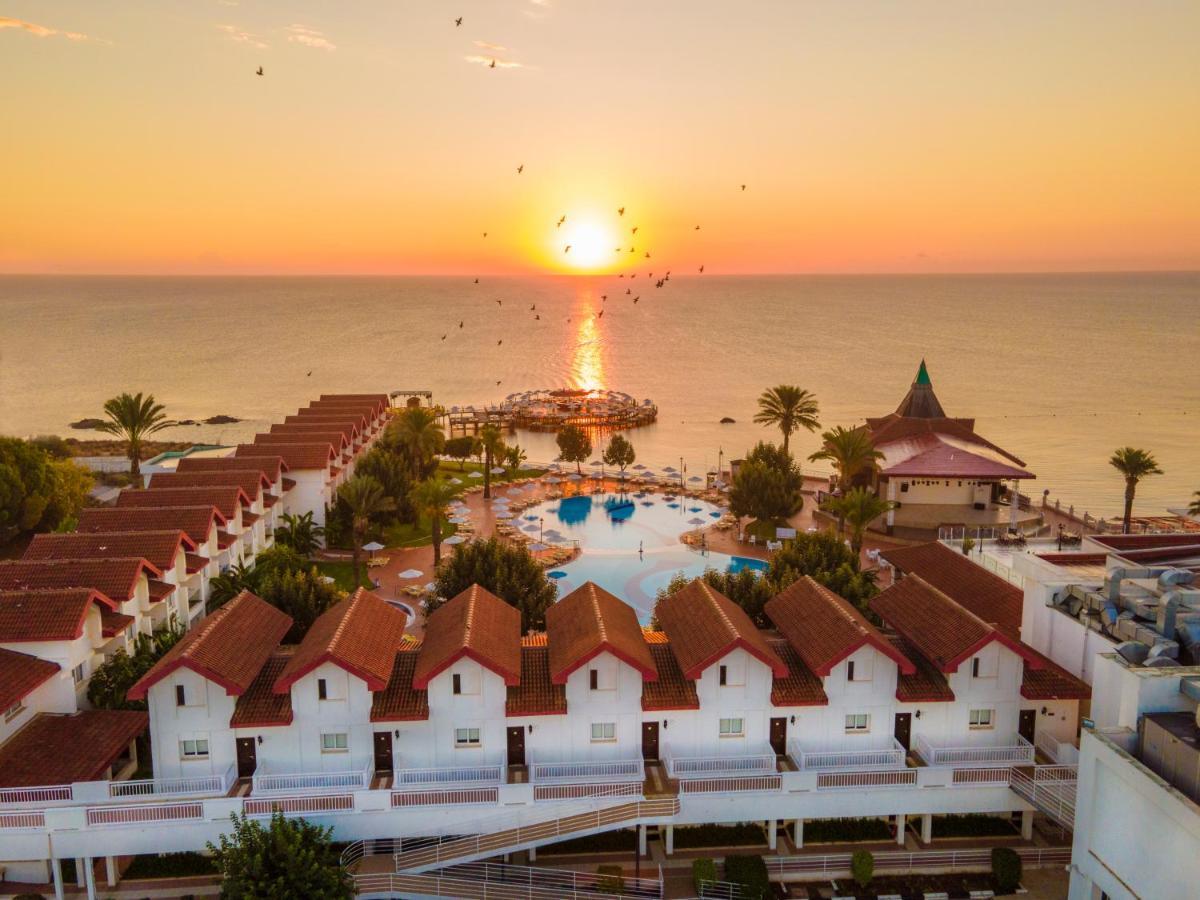 Salamis Bay Conti Resort Hotel & Casino Famagusta  Exterior foto Sunset at the Iberostar Grand Hotel at Playa del Inglés, Gran Canaria