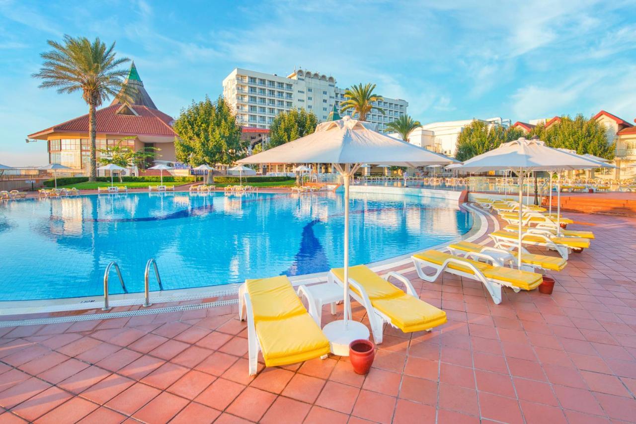 Salamis Bay Conti Resort Hotel & Casino Famagusta  Exterior foto A pool at a hotel in Turkey