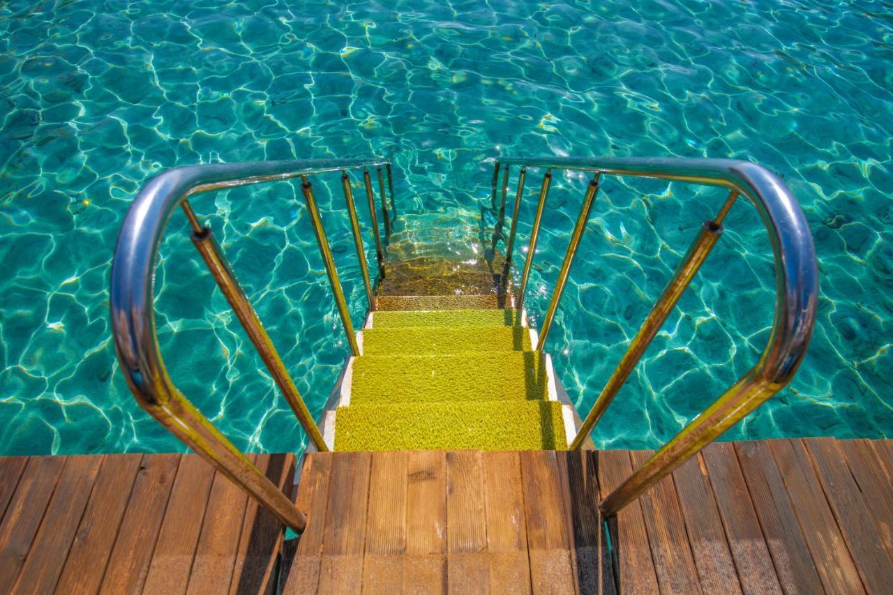 Salamis Bay Conti Resort Hotel & Casino Famagusta  Exterior foto A pool ladder